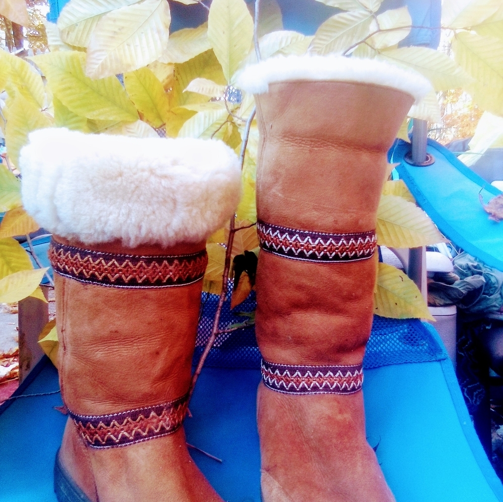 UGG Sundance Revival Suede/Shearling Tasman Braid Boot/Chestnut Brown size:9